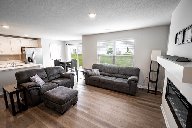 5502 144th St, Urbandale, IA 50323 - photo 2