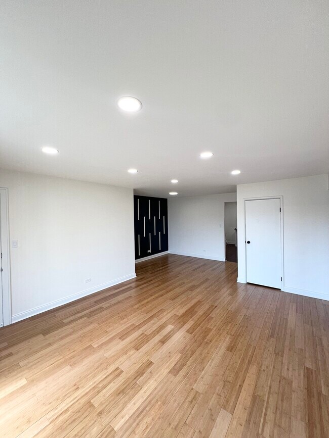 9468 Bay Colony Dr unit 3N, Des Plaines, IL 60016 - photo 4