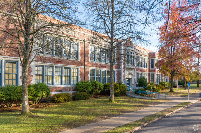 Duniway Elementary serves grades K-5 on S Reed College Pl in Portland.