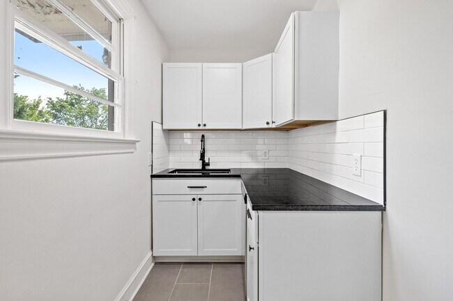 209 N Spring St unit 209 N Spring St-Unit, Winston Salem, NC 27101 - photo 5