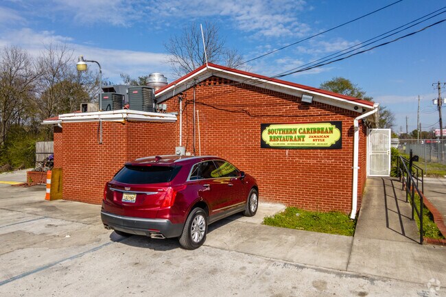 Bush Hills residents have easy access to many dining options.