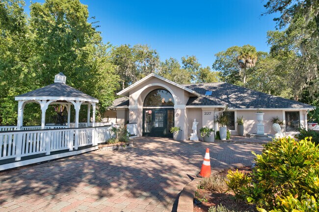 Discovery Academy provides education in the neighborhood of 
Edgewater.