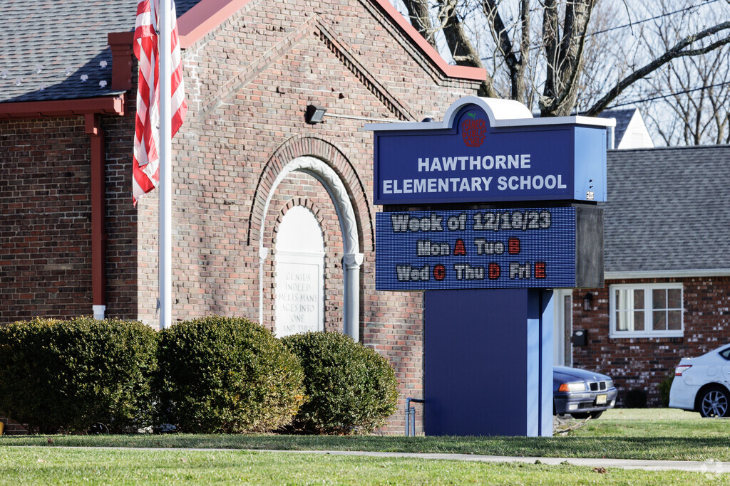 22% of students at Hawthorne Elementary School in Teaneck, NJ are proficient in math.