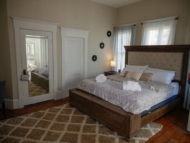 115 W 36th St unit 1 Bedroom 1 Bath, Savannah, GA 31401 - photo 7