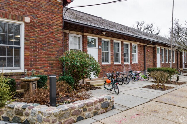 Hubbard Woods Elementary School has 301 students in grades PK, K-4.