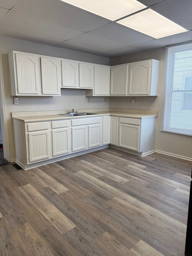 813 W Saint James St, Peoria, IL 61606 - photo 3