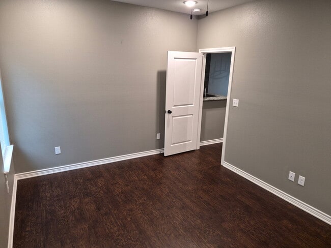 958 N Marshall St, Henderson, TX 75652 - photo 7