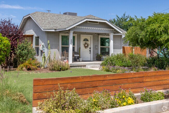 Well manicured lawns and gardens are commonly found in Coronado.