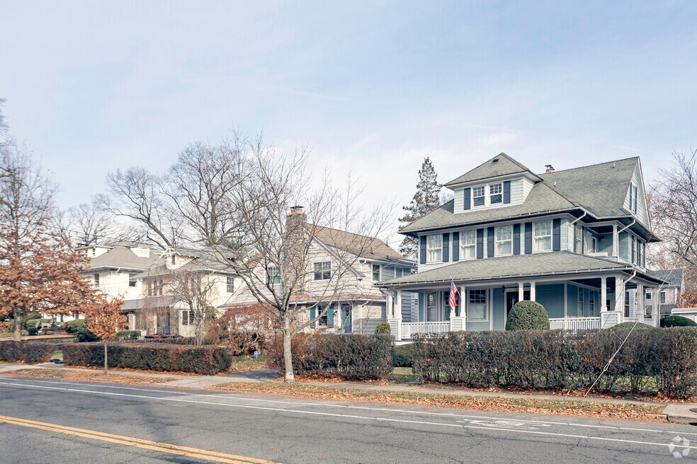 Neighborhood_Larchmont_Final_030524