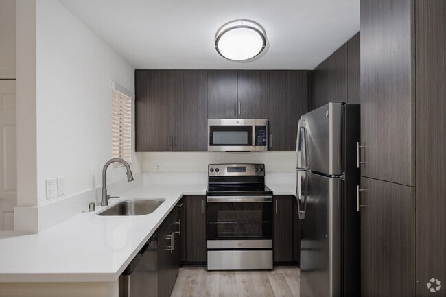 2BR, 2BA - 925SF - Kitchen