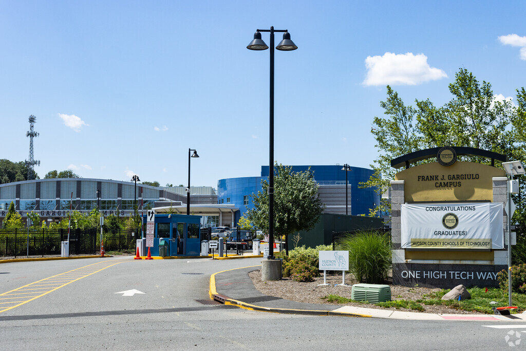 High Tech High School main entrance leads to an exceptional program provided for pre-college.