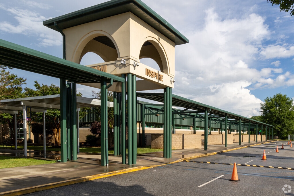 Mauldin Elementary car riders line up each afternoon to meet theri parents.
