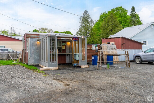 Grill n’ Shed is a casual roadside eatery in Derby Center known for its burgers and comfort food.