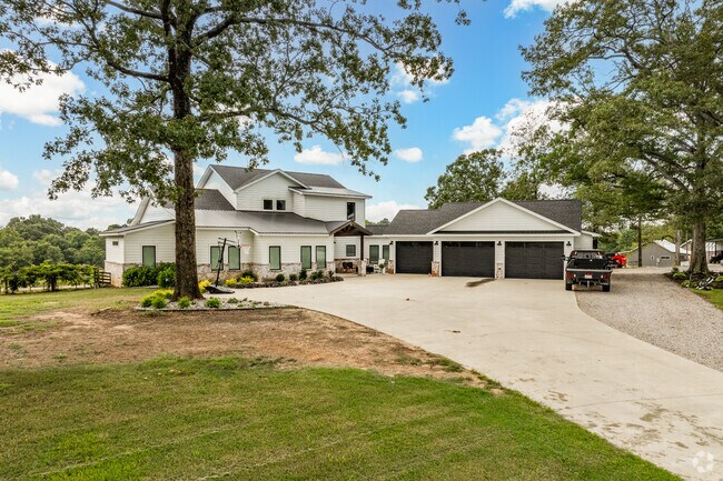 People often choose to build large custom homes in Pearcy.