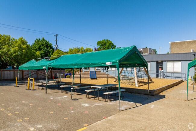 LE Monde French Immersion School.