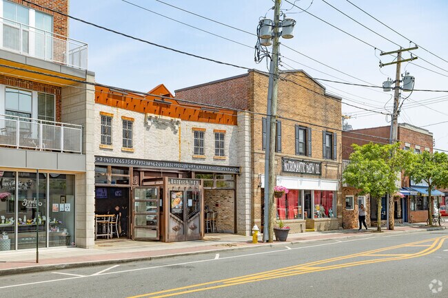 Check out the local restaurants, bars and retail shops within downtown Farmingdale.