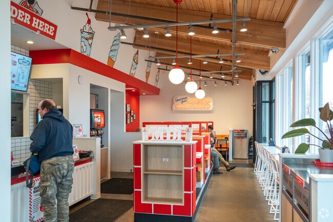 Enjoy lunch at one of the many restaurants in the Arbor Lodge neighborhood.