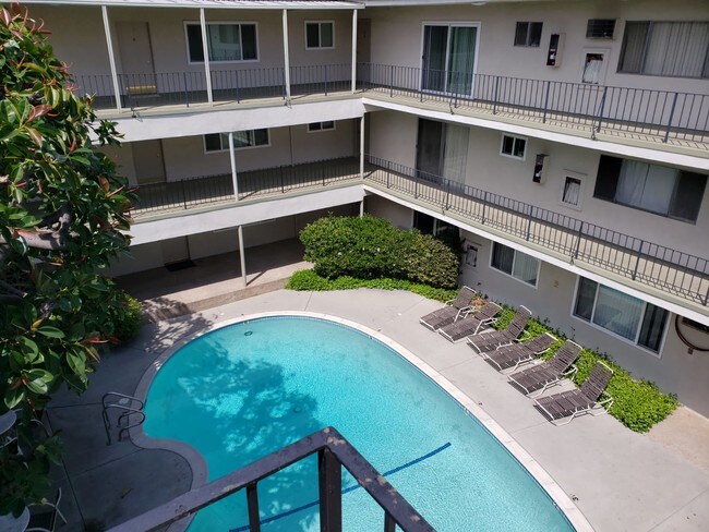 5000 Coldwater Canyon Ave unit 4, Sherman Oaks, CA 91423 - photo 2