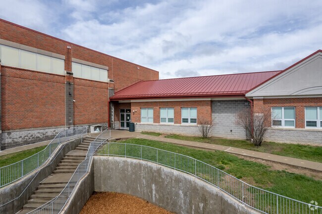 Barberton Intermediate School provides education in the neighborhood of East Barberton.