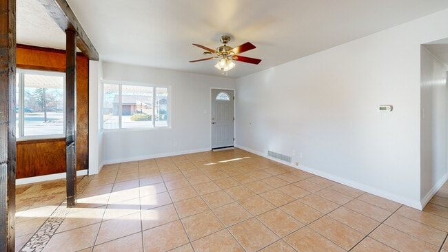 702 Scranton Ct, Aurora, CO 80011 - photo 3