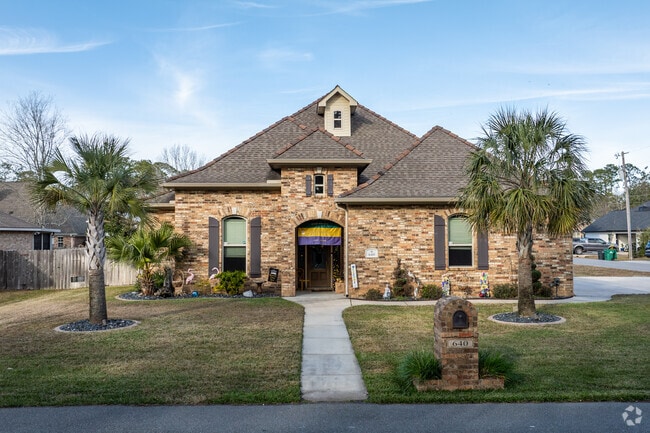 Hawaiian style homes help make up the diverse homes styles that exist in Diamondhead.