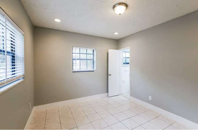 15321 NW 60th Ave, Hialeah, FL 33014 - photo 4