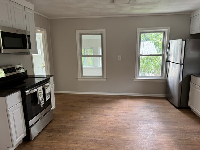 3 Eastman St, Warwick, RI 02886 - photo 3