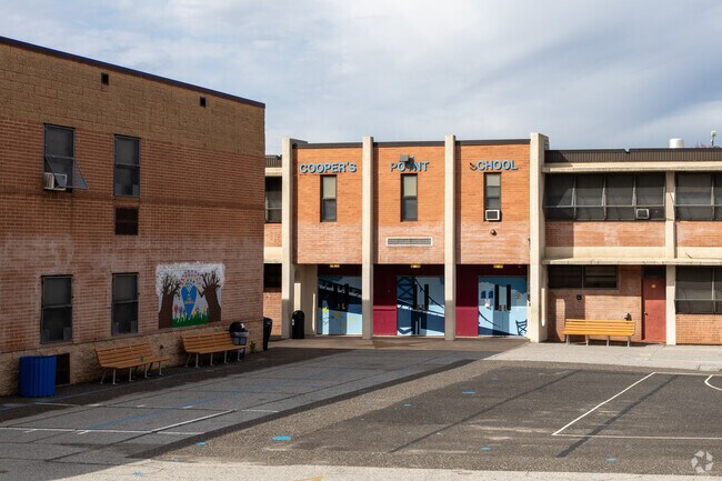 Cooper's Poynt School received a C- rating from Niche.