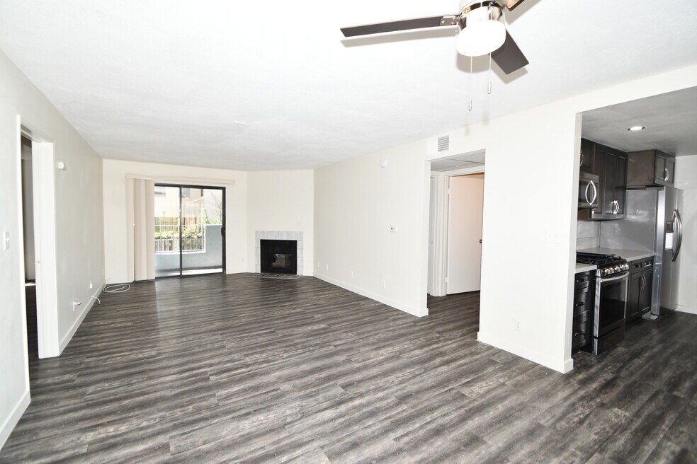11852 Washington Place unit 8, Los Angeles, CA 90066 - photo 1