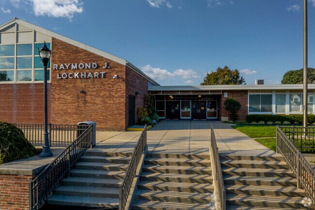 Lockhart Elementary School in Massapequa has 372 students with a student-teacher ratio of 11:1.