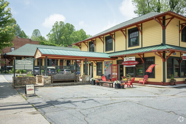 Art galleries and renovated historic buildings can be found in downtown Saluda.