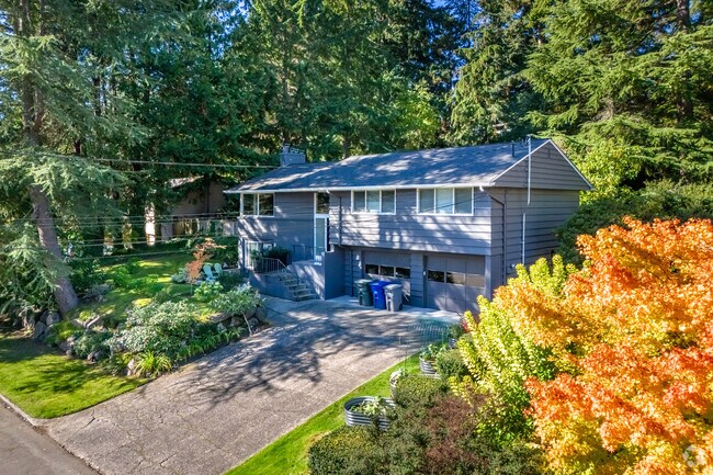 Northlake Terrace has single-family homes with driveways and street parking.