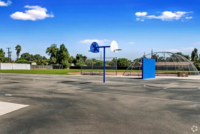 Burbank Elementary School inLa Loma Modesto, Ca has a great sports program.