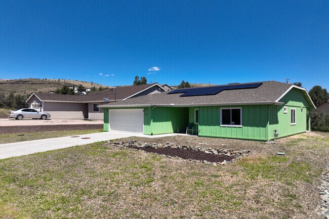 Raised ranch-style homes are commonly found in the Diamond Valley neighborhood.
