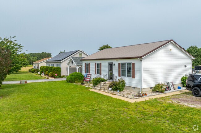 Ranch-style homes can be found along Main Street in Willards.