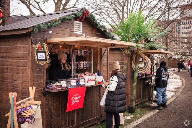 The Holiday Market in Elmwood Bidwell has a series of events of four weeks.