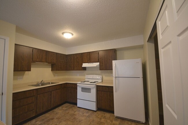 912 N Walnut Ave unit 13, Republic, MO 65738 - photo 2