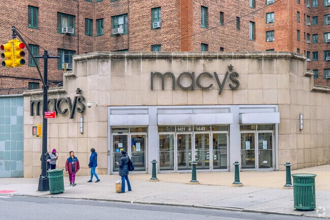 Metropolitan Ave in parkchester has a big Macy's outlet.