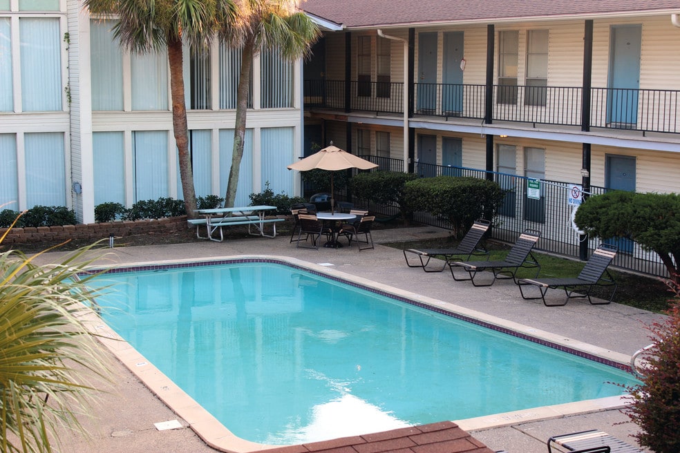 Whispering Oaks Apartments, Lafayette, LA 70506 - photo 1