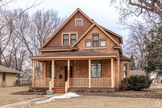 Historic homes dating back to the 1900's can be found in Cambridge.