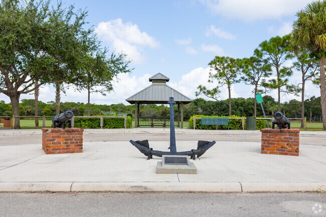 Jupiter Lighthouse museum has a large green garden where you can walk around.
