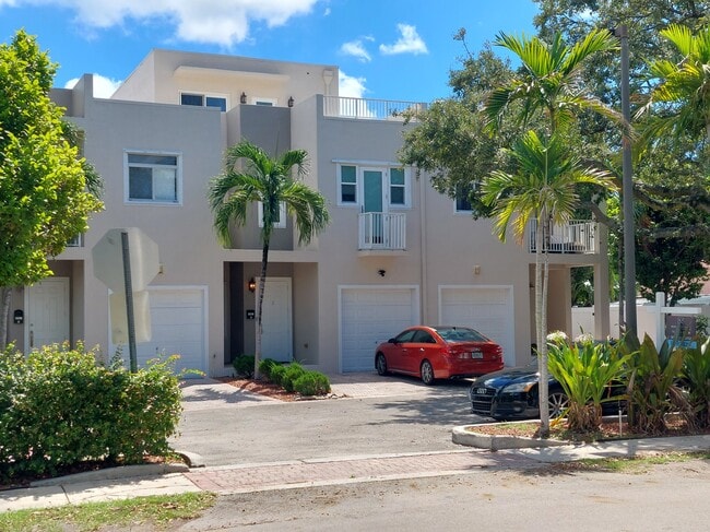 1115 N 17th Ave, Hollywood, FL 33020 - photo 2