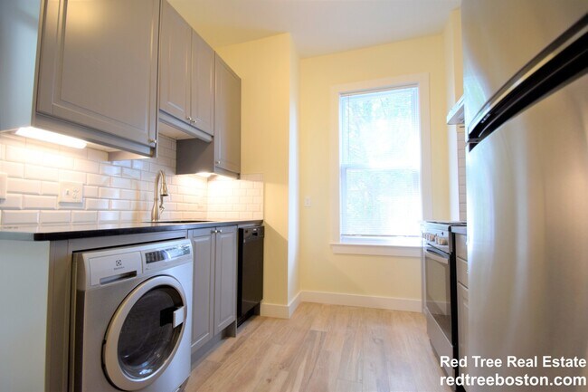 14 Leamington Rd unit 2, Brighton, MA 02135 - photo 4