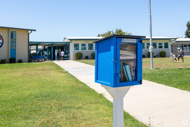 Mark Twain Elementary School has a total of 595 students.
