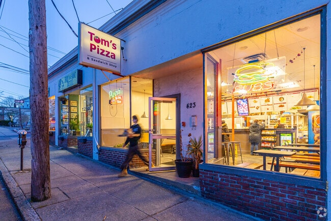 Tom's Pizza is an established local pizza restaurant in the Auburndale center area.