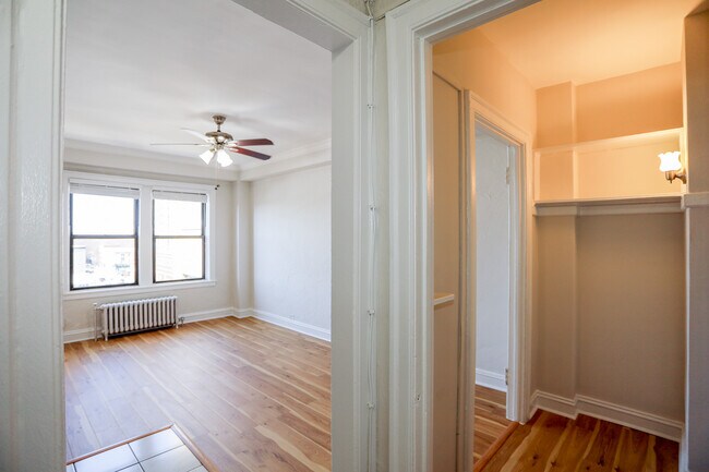 6233 N Winthrop Ave unit 302, Chicago, IL 60660 - photo 3
