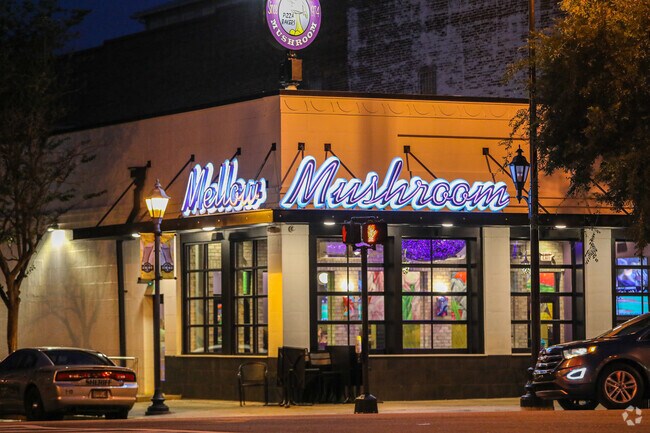 Mellow Mushroom in downtown Augusta serves pizza close to Lakemont neighborhood.
