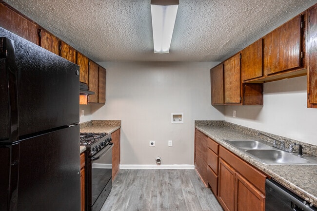 2BR, 1BA - 950SF