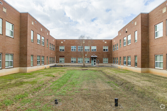 Shelby Middle School green space courtyard.