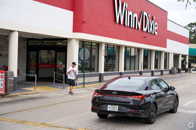 Winn-Dixie is one of the main markets in White City.